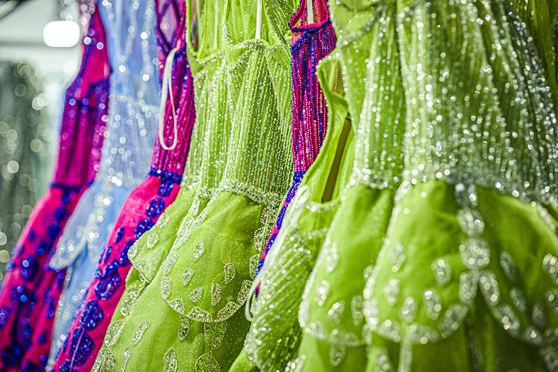 Diseñador dibujando un concepto de vestido