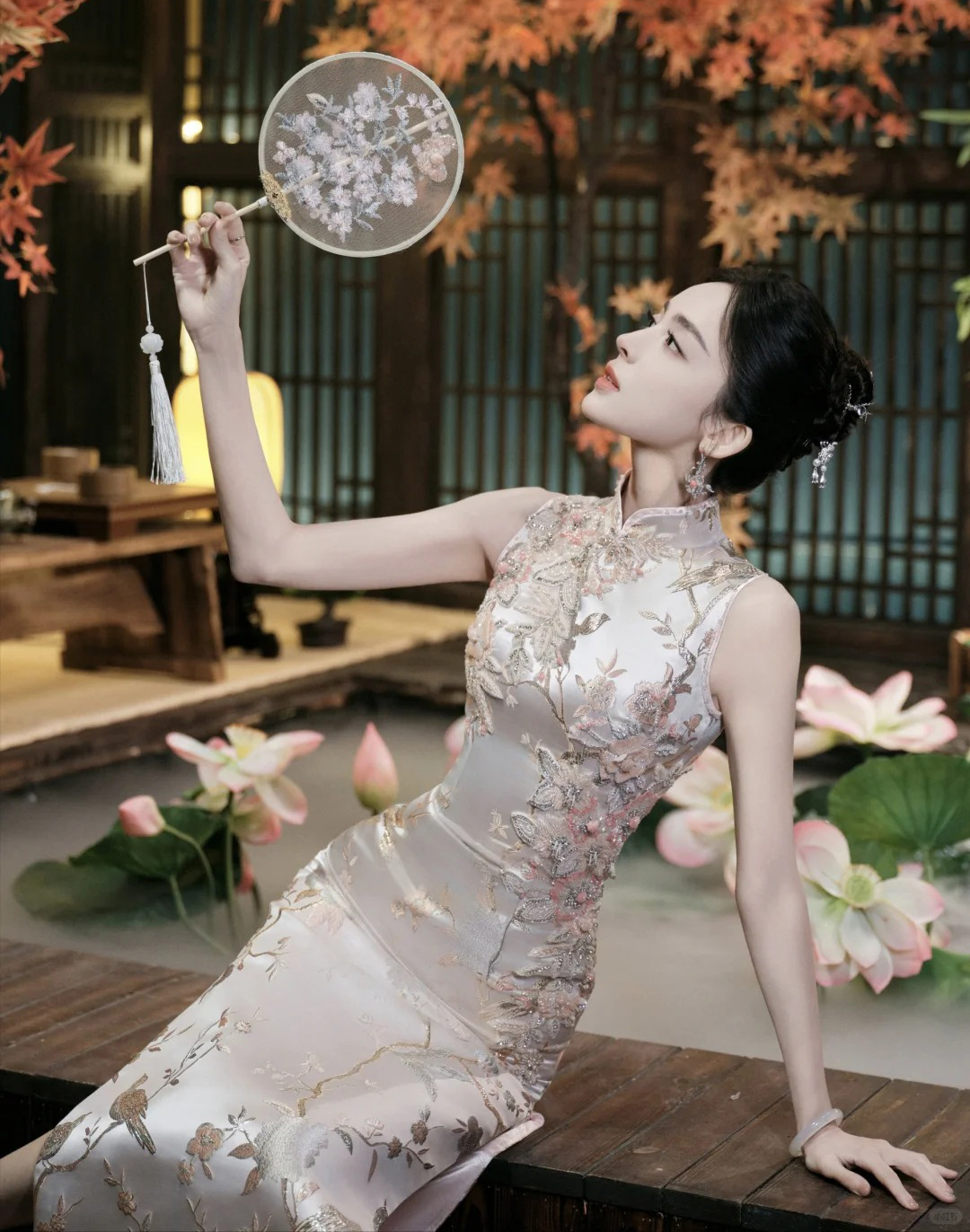 Qipao chino burdeos con detalles bordados
