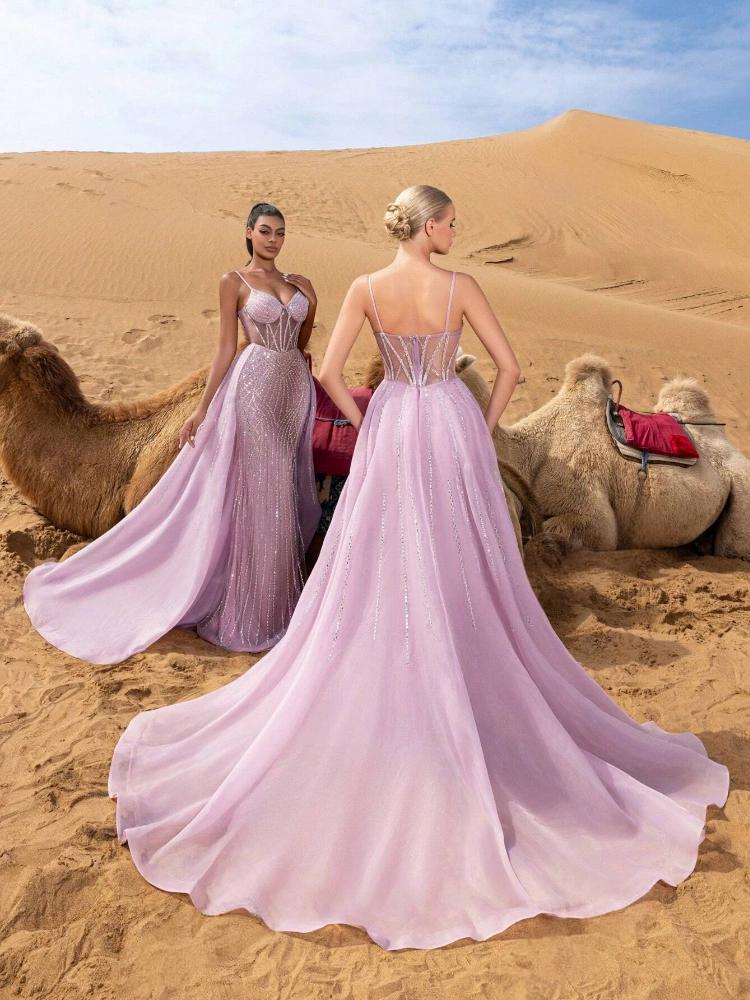 Vestidos de gala rosados fotografiados en un paisaje desértico