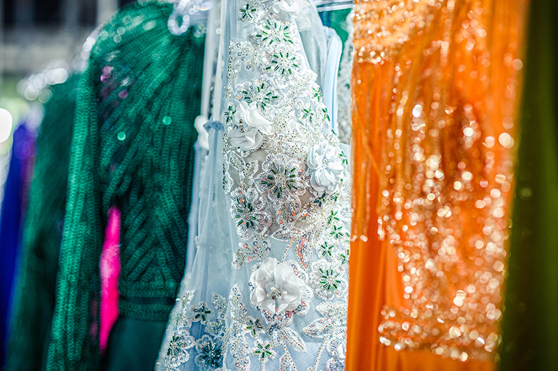 Un rail de vestidos coloridos con adornos